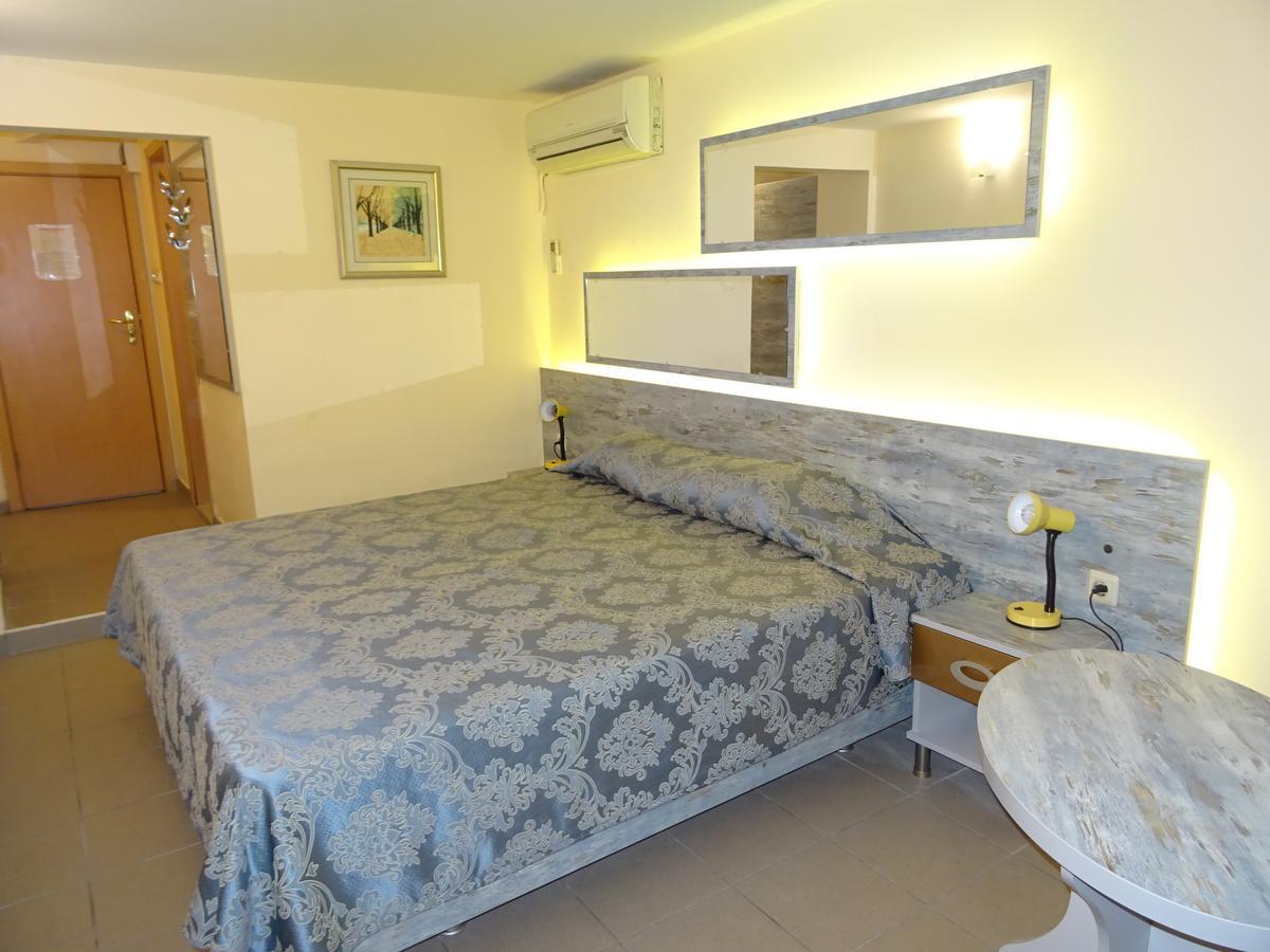 Victoria Hotel 3*